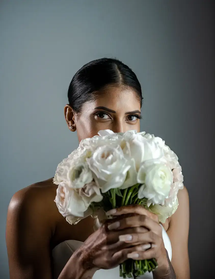 Beautiful portrait of the bride with bouquet wedding photo studio NZ WEDDING STUDIO Los Angeles Wedding Photographer