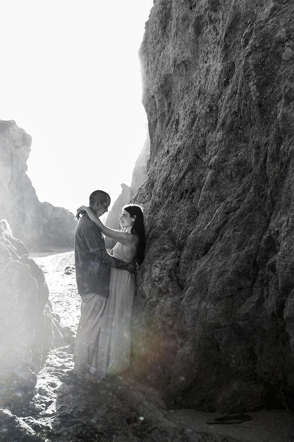 Black and white photo of the couple during the sunset at the El Matador Beach